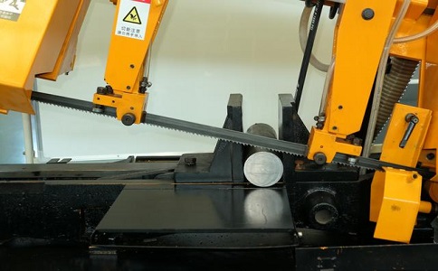 云梦数控带锯床自动送料精度会出现偏差吗？